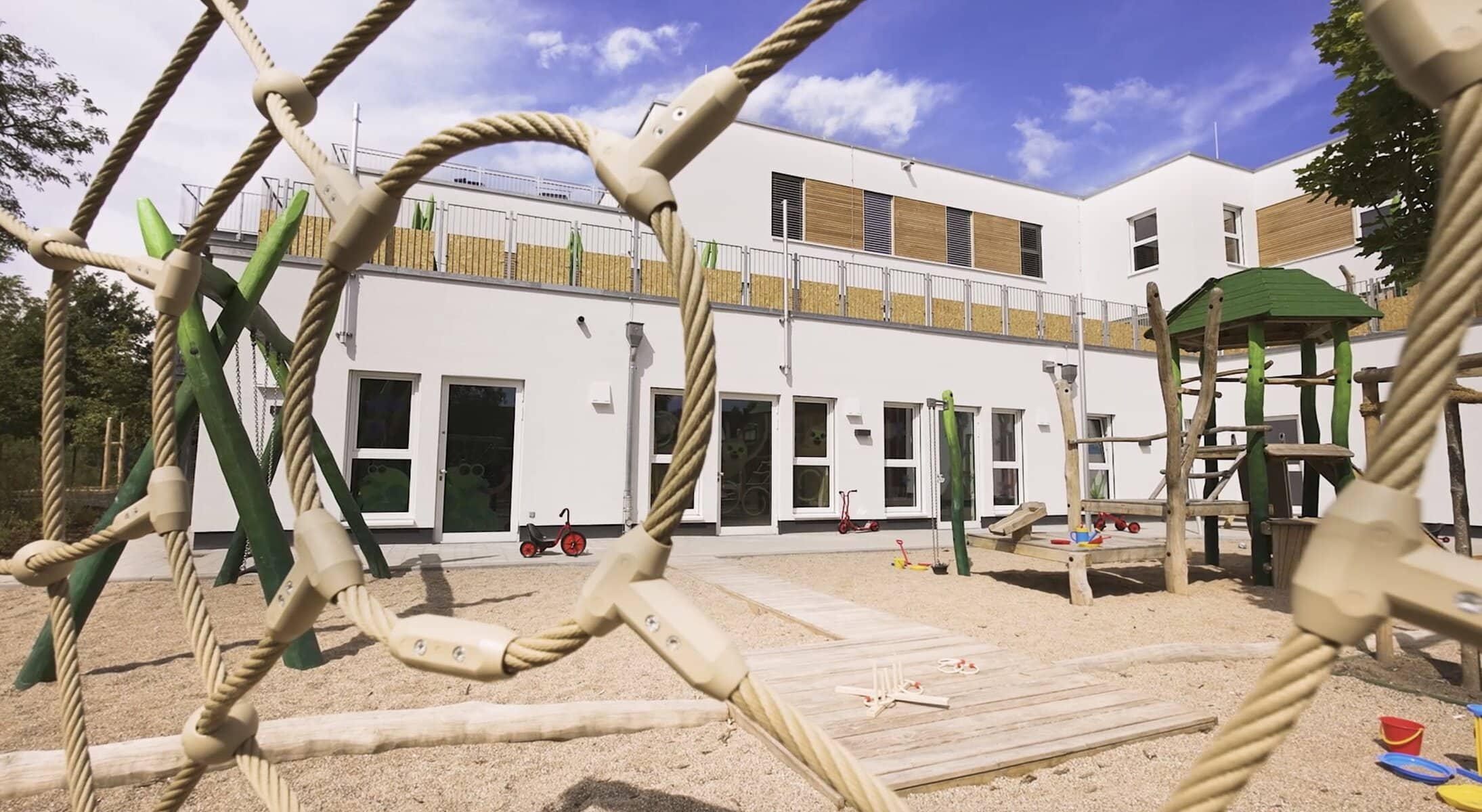 Blick vom Außengelände auf das Gebäude der Kita kinderzimmer Eckerkoppel in Hamburg Farmsen Berne