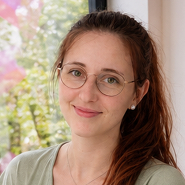 kita-kinderzimmer-bornheide-hamburg-osdorf-standortleitung-lena Portrait der Standortleitung von der Kita kinderzimmer Bornheide in Hamburg Osdorf