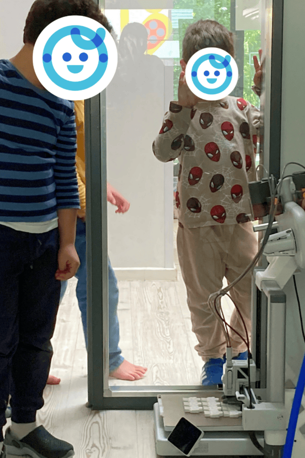 2 Kinder stehen staunend vor einem 3D-Drucker in der Kita kinderzimmer Alsterberg