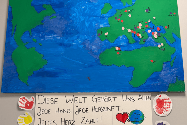 Eine selbstgebastelte Weltkarte mit Finger- und Handabdrücken der Kinder aus der Kita kinderzimmer