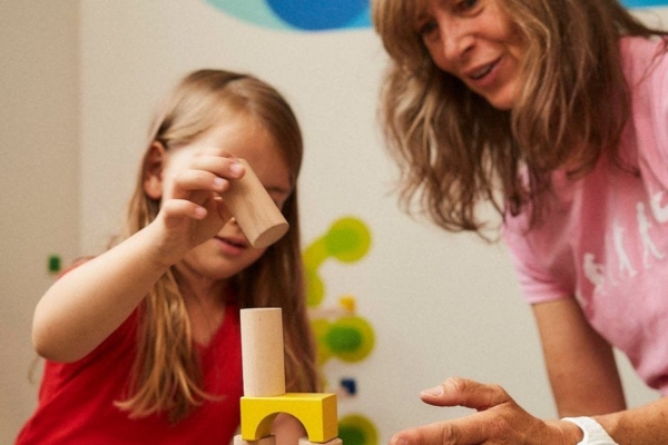 Der richtige Kinderwagen, einen tollen Namen finden und dann auch noch die ganze <a href="https://kita-kinderzimmer.de/ratgeber/baby-erstausstattung-tipps-tricks-und-eine-checkliste-die-dich-optimal-auf-das-schoenste-kleine-wunder-der-welt-vorbereiten/">Ausstattung fürs erste Kinderzimmer!</a> Bevor Du zum ersten Mal Mama oder Papa wirst, darfst Du ganz viele tolle und aufregende Dinge organisieren. Aber nicht alle Themen sind gleich spannend. Dazu zählt auf jeden Fall die Krankenversicherung während Deiner Elternzeit. Dafür ist sie umso wichtiger. In diesem Artikel haben wir alles Wissenswerte zu Deiner Krankenversicherung in der Elternzeit zusammengefasst. So kannst Du mehr Zeit mit den schönen Dingen der Vorbereitungszeit verbringen und die volle Vorfreude genießen.