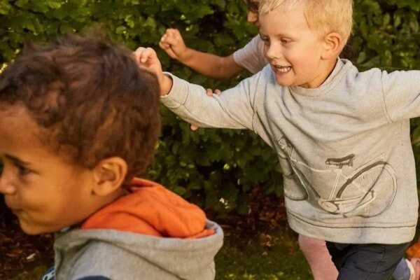 Wenn Kinder Purzelbäume schlagen, Fangspiele spielen oder sich im Garten ins nächste Abenteuer stürzen, dann geht es nicht nur um Rennen, Springen und Klettern. 