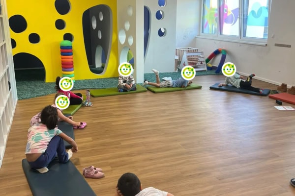 Bewegungsraum in der Kita kinderzimmer Kinder beim Dehnen und Spielen im Bewegungsraum der Kita kinderzimmer.