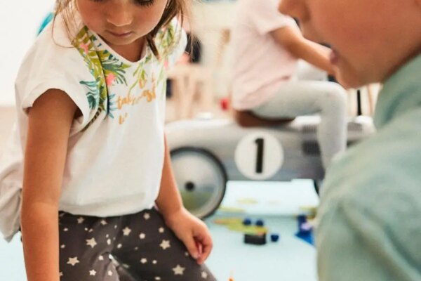 Welche Gründe sprechen für den Kindergartenbesuch? Warum soll mein Kind in die Kita? Viele Eltern, deren Kinder jünger als drei Jahre alt sind, stellen sich diese Fragen. Die Entscheidung fällt den meisten nicht so leicht. Es ist oft schwierig einzuschätzen, ob ein Kind <a href="https://kita-kinderzimmer.de/soziale-und-kulturelle-umwelt/ist-mein-kind-schon-reif-fuer-die-kita/">schon bereit</a> für die Kita ist. Oder ob er sich im schlimmsten Fall sogar abgeschoben fühlt. Ebenso das Thema Loslassen ist sowohl für die Eltern als auch für die Kinder keine einfache Sache. In Deutschland besteht keine Pflicht, sein Kind in die Kita oder den Kindergarten zu schicken. Trotzdem entscheiden sich sehr viele Eltern für die Kinderbetreuung. Denn viele gute Gründe sprechen für eine gute Kita. 5 der Wichtigsten beleuchten wir hier im Artikel.