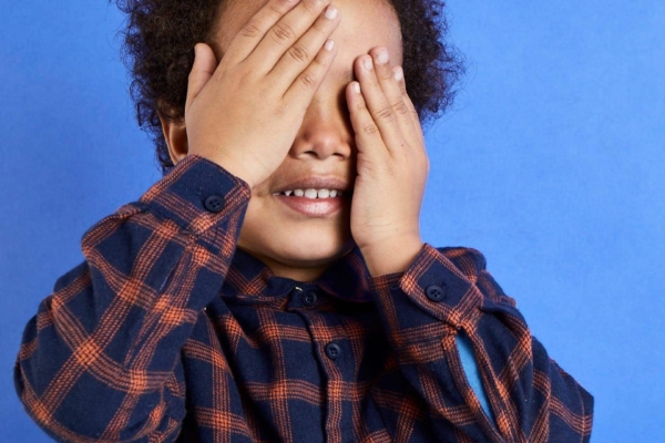 Den eigenen Körper entdecken – das finden schon die Kleinsten unglaublich spannend. Und eigentlich ist das auch einleuchtend: Kinder sind extrem neugierig und sinnlich. Sie wollen erkunden, ertasten, erschmecken. Und was steht ihnen dafür quasi jederzeit zu Forschungszwecken zur Verfügung? Richtig, der eigene Körper. Dabei machen sie keinen Unterschied zwischen Füßen, Haaren oder eben den Geschlechtsteilen. Aber wie gehen wir damit um, wenn das bisher so unschuldige Kind anfängt, den eigenen Körper und den der anderen zu entdecken?