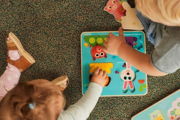 Erst einmal: Glückwunsch! Wenn du auf dieser Seite gelandet bist, dann wird bald ein kleines Wunder wahr: Ein Kind wird bald geboren. Eine unglaublich aufregende Zeit beginnt. Die Vorfreude soll nicht getrübt werden, indem Du Dich überwältigt fühlst von allen anstehenden To Dos. Wer zum ersten Mal Mama oder Papa wird, ist oft etwas ratlos: An was muss gedacht werden? Aber natürlich erwartet niemand von dir, dass du alles auf Anhieb weißt und richtig machst. Und auch beim zweiten oder dritten Kind kann etwas Hilfe nicht schaden. 
<br>
Für Euch haben wir hier alles gesammelt, was dein Baby für einen erfolgreichen Start in ein glückliches Leben braucht. Inklusive Tipps, Tricks und einer <a href="https://kita-kinderzimmer.de/wp-content/uploads/2021/07/Checkliste-Baby-Erstausstattung.pdf" style="color:#2393dd;">praktischen Checkliste</a> – damit du auch nichts vergisst.