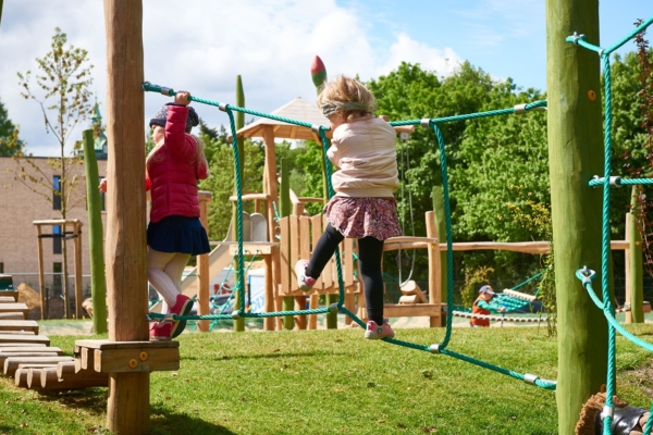 Kinder und Sport – ein zukunftsrelevantes Zusammenspiel für eine gesündere Gesellschaft von morgen. Gerade in unserer digitalisierten Welt, in der sich Kinder kaum noch bewegen “müssen”, ist es wichtig, ihnen Alternativen zu YouTube, Spielekonsolen & Co. aufzuzeigen und ihren natürlichen Bewegungsdrang zu wecken. Andernfalls kann es zu schwerwiegenden Konsequenzen kommen. Neben Defiziten bei Bewegungsabläufen können Kinder auch geistig und sozial hinter Gleichaltrigen zurückbleiben.