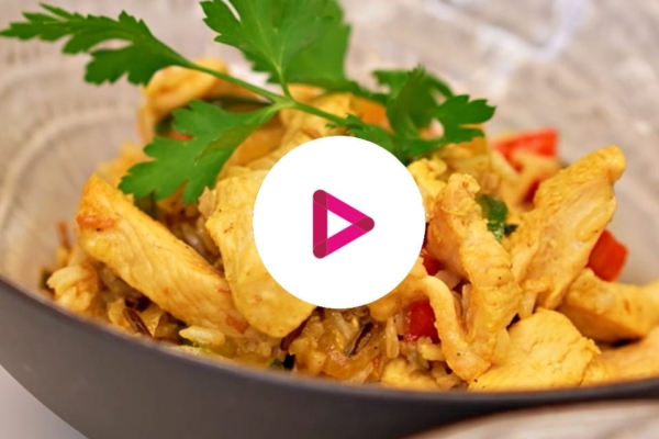 Kinder lieben Hähnchen. Und Kinder lieben Curry. Warum das so ist, ist noch nicht erforscht, aber dass es so ist, haben wir in unserer Kita kinderzimmer hinreichend erprobt. Was liegt also näher, als beides zusammen zu einem leckeren Kinderfestessen zu kombinieren?