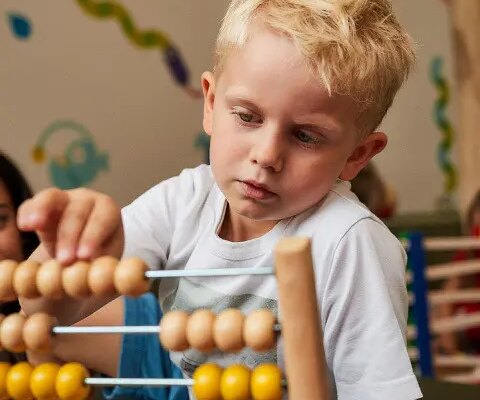 Begabung ist ein wichtiges Thema für Eltern, wie wir im kinderzimmer immer wieder feststellen. Nicht selten stellt sich sogar die Frage: Ist mein Kind hochbegabt?