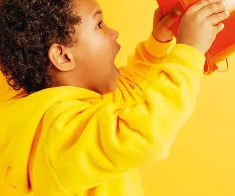 Kinder müssen <a href="https://kita-kinderzimmer.de/musik/muessen-kinder-immer-so-laut-sein/">laut sein dürfen</a>. Sie können ihre Gefühle noch nicht so gut steuern, wie wir Erwachsenen. Deshalb lassen sie ihren Emotionen einfach freien Lauf. Für Dich als Elternteil kann das natürlich ganz schön anstrengend sein. Aber für Deinen Nachwuchs ist es essentiell, laut sein zu dürfen.