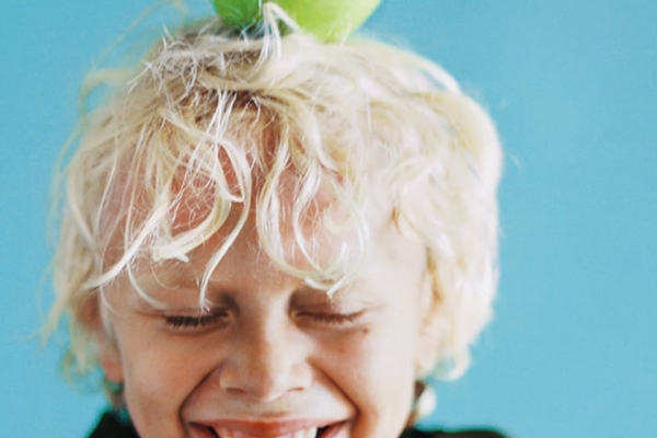 Gerade im Vorschulalter werden Kinder viel häufiger krank als die Erwachsenen. Das ist völlig normal. Genauso wie sich die geistigen und motorischen Fähigkeiten von Kindern entwickeln, lernt der Körper auch, mit Krankheitserregern umzugehen, die uns Erwachsene nicht mehr schwächen. Sie trainieren ihr Immunsystem.