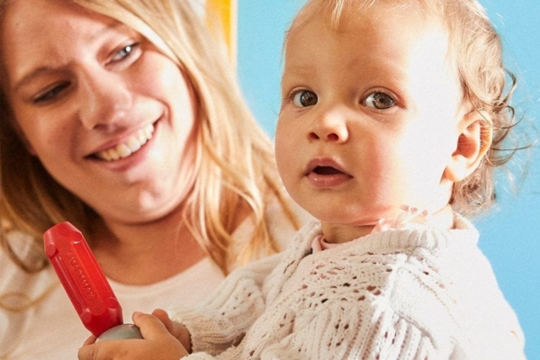 „Was mache ich nur falsch?“ Fragst Du Dich das auch manchmal, wenn der Abschied von Deinem Kind mal wieder tränenreich ausfällt? Zu Deiner Beruhigung: Wahrscheinlich machst Du gar nichts falsch. (Außer, dass Du Dich mit dieser Frage quälst.) Dennoch gibt es ein paar Tipps, welche die eine oder andere Träne in der Kita vermeiden können.