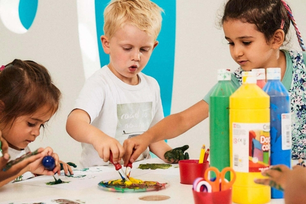 Kinder und Kunst schließen sich keinesfalls aus. Gehst Du gern in Museen und Galerien? Interessierst Du Dich für Malerei, Architektur oder Design? Dann wäre es doch schön, diese Erfahrungen auch mit Deinem Kind zu teilen, oder? Wir haben für Eltern nützliche Tipps, wie Kinder für Kunst begeistert werden können. Hier erfährst Du, was Kinder über Kunst und Erwachsene zum Thema Kinder und Kunst wissen sollten.