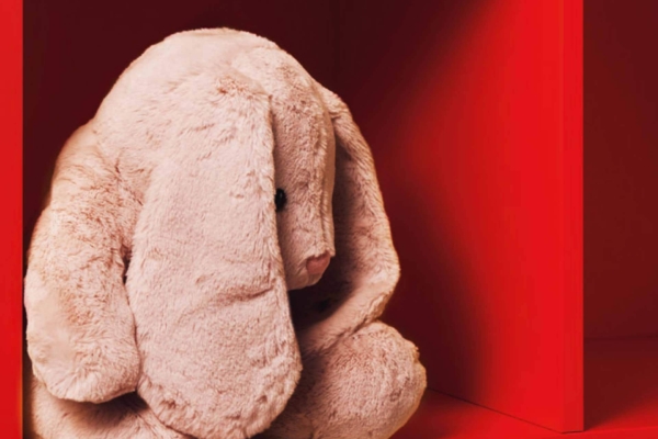Abschied nehmen ist niemals leicht. Schon gar nicht, wenn man sich für immer von einem Menschen oder dem <a href="https://kita-kinderzimmer.de/ratgeber/fuer-kinder-ist-ein-haustier-der-beste-freund-fuer-eltern-haeufig-ein-konflikt/">geliebten Haustier</a> trennen muss. Umso wichtiger ist es, dass Du aktiv mit der Trauer umgehst und auch Dein Kind in den Prozess mit einbeziehst. Wenn Ihr offen mit Eurer Trauer umgeht, könnt Ihr danach im Idealfall gestärkt in die gemeinsame Zukunft blicken.