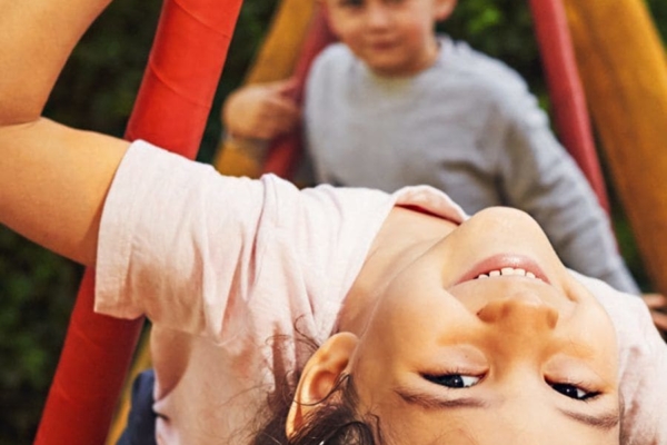 Die Kita ist der Ort, an dem die ersten Kinderfreundschaften geschlossen werden. Wie funktioniert das? Und welchen Einfluss haben wir Eltern darauf?