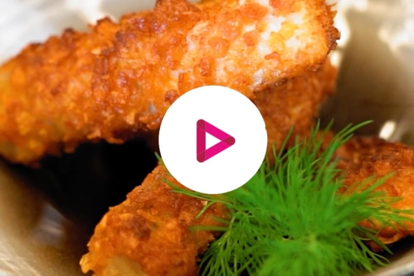 Im kinderzimmer kochen wir für Kinder. Frisch und lecker. Einmal die Woche kommt auch Fisch auf den Tisch. Denn Fisch ist reich an Eiweiß, Vitaminen, Mineralien, Selen, Jod und Zink. Und damit für Kinder ein besonderes Festessen.
