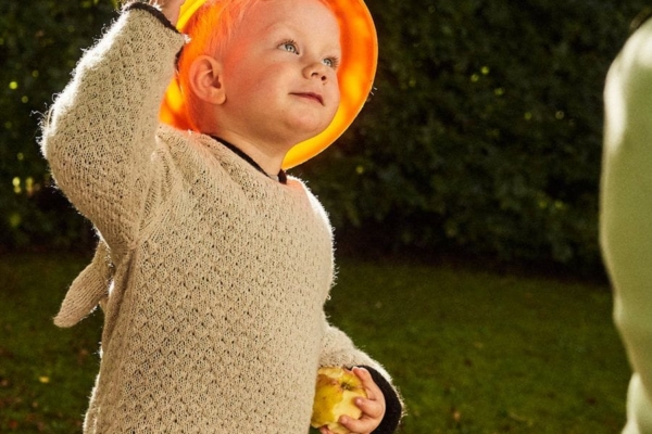 Nicht immer läuft alles glatt im Leben – das gilt natürlich auch für Kinder. Deshalb ist es wichtig, schon beim Start ins Leben die richtige Versicherung an seiner Seite zu haben. Welche Möglichkeiten Du dabei hast, haben wir <a href="https://kita-kinderzimmer.de/ratgeber/krankenversicherung-waehrend-der-elternzeit-geh-auf-nummer-sicher/" target="_blank" rel="noopener">hier für Dich aufgeschrieben</a>. Doch darüber hinaus gibt es noch ein paar Dinge aus der Kategorie “Good To Know”.
Wusstest Du zum Beispiel, dass Du ziemlich wahrscheinlich die Versicherungskosten Deines Kleinen von der Steuer absetzen kannst? Oder, dass es auch für Kinder praktische Zusatzversicherungen gibt? Und wie ist Dein Kind eigentlich versichert, wenn Du Dich von Deinem Partner oder Deiner Partnerin scheiden lässt? Hier erfährst Du mehr.