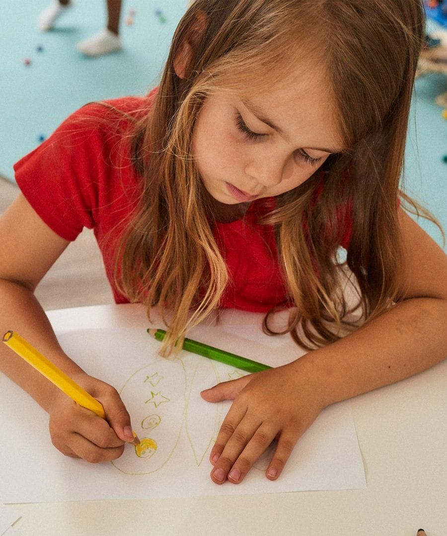 Kinder sind kreativ, ohne es zu wissen. Sie sprühen in der Regel vor Ideen, Experimentier- und Spielfreude und originellen Einfällen. Sie bringen Erwachsene mit ihren verrückten Fragen und außergewöhnlichen Ideen oft zum Staunen. Diese sind Ausdruck eines freien Geistes, der sich nur von wenigen <a href="https://kita-kinderzimmer.de/soziale-und-kulturelle-umwelt/welche-regeln-brauchen-kinder" style="color:#2393dd;">Normen und Regeln</a> einengen lässt. Gut so!