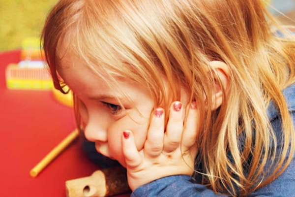 Am besten nichts – darin sind sich die Experten einig. Denn Kinder müssen selbst lernen, was sie glücklich macht. Langeweile gibt ihnen die Gelegenheit dazu.