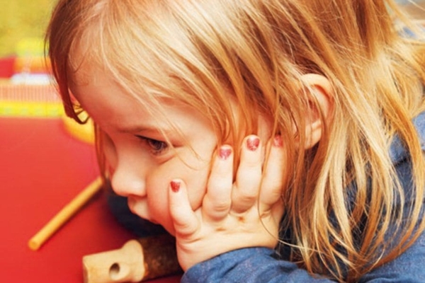 Hänseln, streiten, ärgern, piesacken – unter Kleinkindern geht es nicht immer friedlich zu. In den meisten Fällen wird so ein Konflikt lautstark und tränenreich ausgetragen. Aber keine Angst, denn Streit ist in diesem Alter wichtig für die <a href="https://www.kindergartenpaedagogik.de/fachartikel/bildungsbereiche-erziehungsfelder/soziale-und-emotionale-erziehung-persoenlichkeitsbildung/konflikte-in-der-kita-warum-streiten-so-wichtig-ist" target="_blank" rel="noopener">soziale Entwicklung.</a> Kinder lernen bei den kurzen Auseinandersetzungen, die eigenen Wünsche und Bedürfnisse mit denen anderer in Beziehung zu setzen. Außerdem sammeln sie dabei eine der wichtigsten Erfahrungen im Leben, und zwar, dass sie Konflikte selbst lösen können. In solchen Situationen sollten sich Eltern und Erzieher:innen lieber raushalten. Sie können die Kinder bei der Konfliktlösung begleiten, aber mehr auch nicht. Jedoch gibt es auch Situationen, in denen es nicht nur um eine simple Meinungsverschiedenheit geht: wenn ein Kind <b>gezielt</b> ein anderes Kind ärgert. Verschiedenen Anzeichen lassen erkennen, ob es sich wirklich um Mobbing handelt.