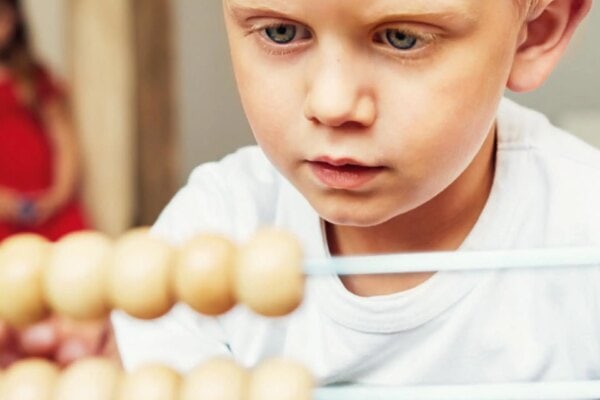 Schon Babys haben ein Bewusstsein für Mengen. Im Laufe der Kitazeit schnuppern Kinder in die Welt aus Zählen und Vergleichen hinein. Was geht dabei in ihnen vor? Und was sollten sie bis zur Einschulung können – was brauchen sie noch nicht zu wissen?