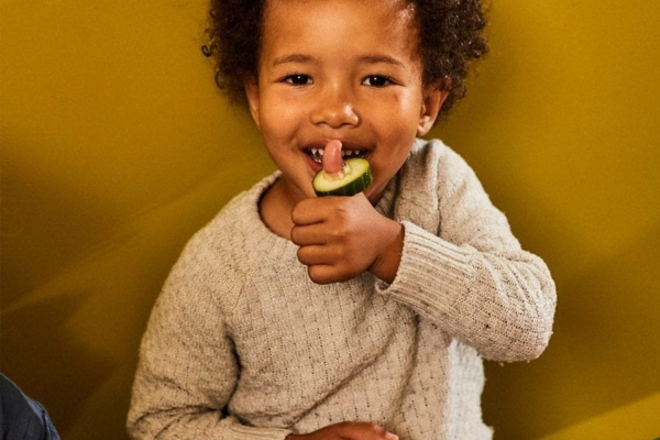 Das Thema Ernährung ist eine Wissenschaft für sich, zu dem es viele Studien und noch mehr Meinungen gibt. Natürlich beschäftigen auch wir im kinderzimmer uns damit.  Dabei kommen regelmäßig dieselben Fragen von Eltern auf: <a href="https://kita-kinderzimmer.de/gesunde-ernaehrung/wieviel-zucker-ist-okay/" style="color:#2393dd;">Wie viel Süßes ist okay?</a> Ist Fleisch verzichtbar? Und was ist, wenn mein Kind partout kein Gemüse essen mag?