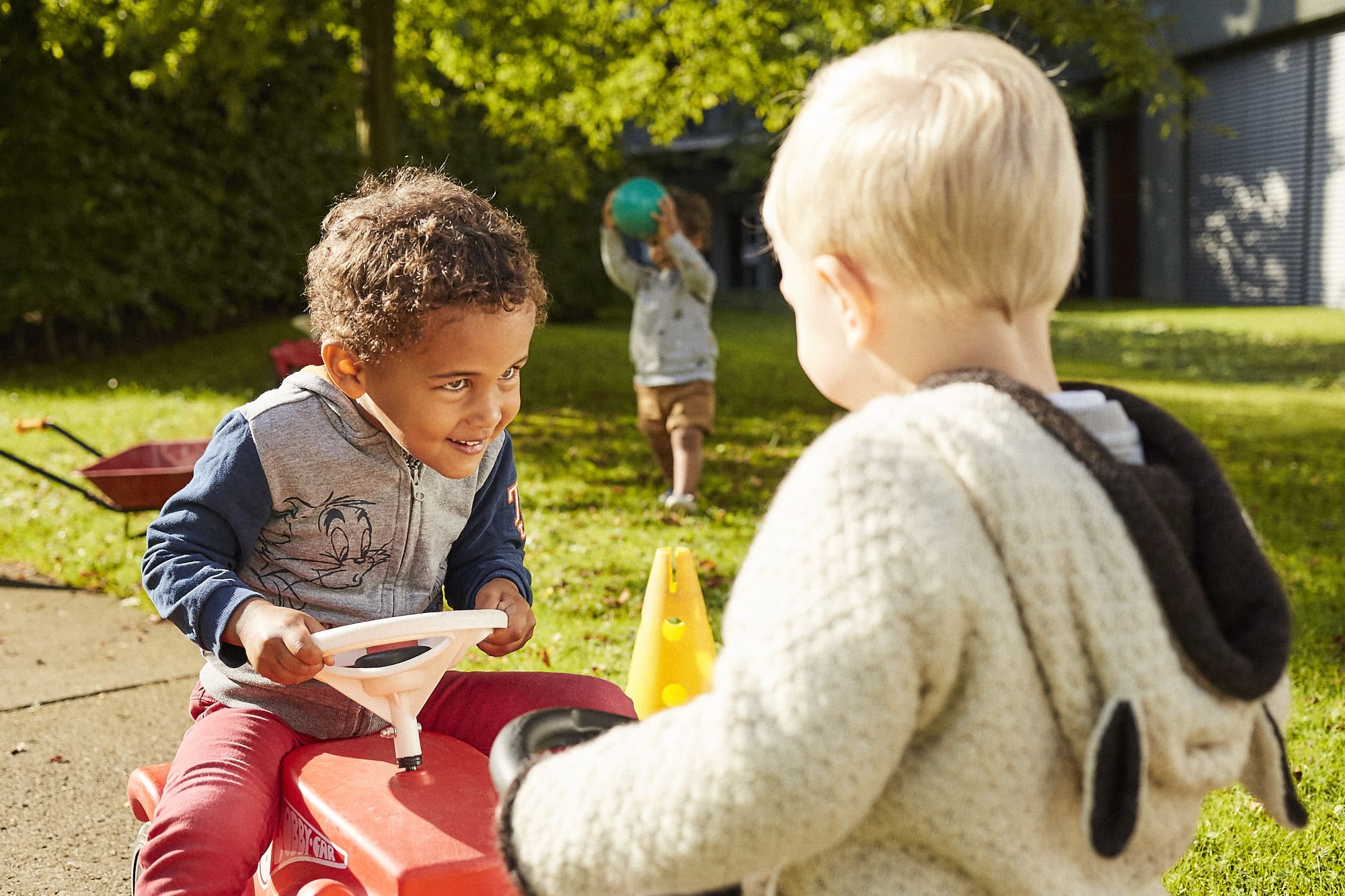 Kinder sind von Natur aus soziale Wesen – sie lernen durch Nachahmung, durch Interaktion mit anderen und durch gemeinsames Erleben. Doch soziale Fähigkeiten wie Teilen, Rücksicht nehmen, Konflikte lösen und gemeinsam Entscheidungen treffen müssen aktiv erlernt werden. Und dafür bietet die Kita die besten Bedingungen.

Denn: Die Kita ist ein einzigartiger Lernraum für soziale Kompetenz, in dem Kinder jeden Tag auf spielerische Weise wichtige Fähigkeiten für ihr weiteres Leben erwerben.