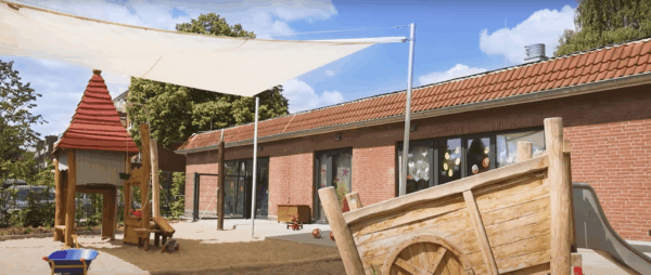 kita-kinderzimmer-koenigslande-hamburg-wandsbek-außengelaende-4 Spielplatz im Freien mit Rutsche, Sandkasten und Spielhaus.