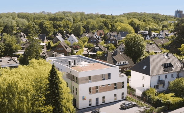 Modernes Kita-Gebäude in Hamburg Neues Kita-Gebäude in Hamburg mit buntem Logo und großen Fenstern.