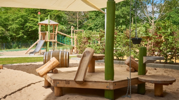 kita-kinderzimmer-süderfeldpark-hamburg-lokstedt-außengelände_41.jpg Sandspielbereich mit Sonnensegel und Holzpodest – Außengelände der Kita kinderzimmer Süderfeldpark, Hamburg-Lokstedt