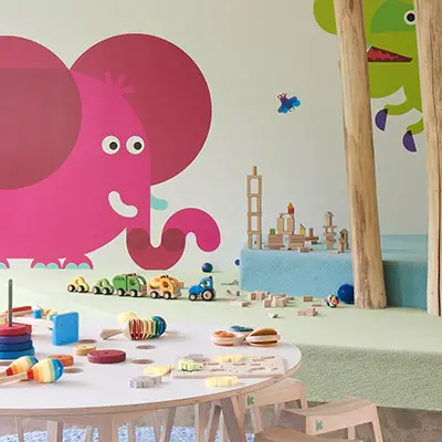 Tag der offenen Tür am 24.05.2025 in der Kita kinderzimmer Unnenland! Wir laden Sie herzlich ein zum Tag der offenen Tür in unserer Kita kinderzimmer Unnenland in Hamburg Barmbek. Nutzen Sie die Gelegenheit, uns, unser Team, unser pädagogisches Konzept und unseren Standort persönlich kennenzulernen. Wir möchten Ihnen zeigen, warum wir ein liebevoller und sicherer Ort zum Wachsen für Ihr Kind sind.
Wann: Samstag, 24.05.2025 Uhrzeit: 11 – 14 Uhr
Wo: Kita kinderzimmer Unnenland, Fabriciusstraße 19-25, 22177 Hamburg