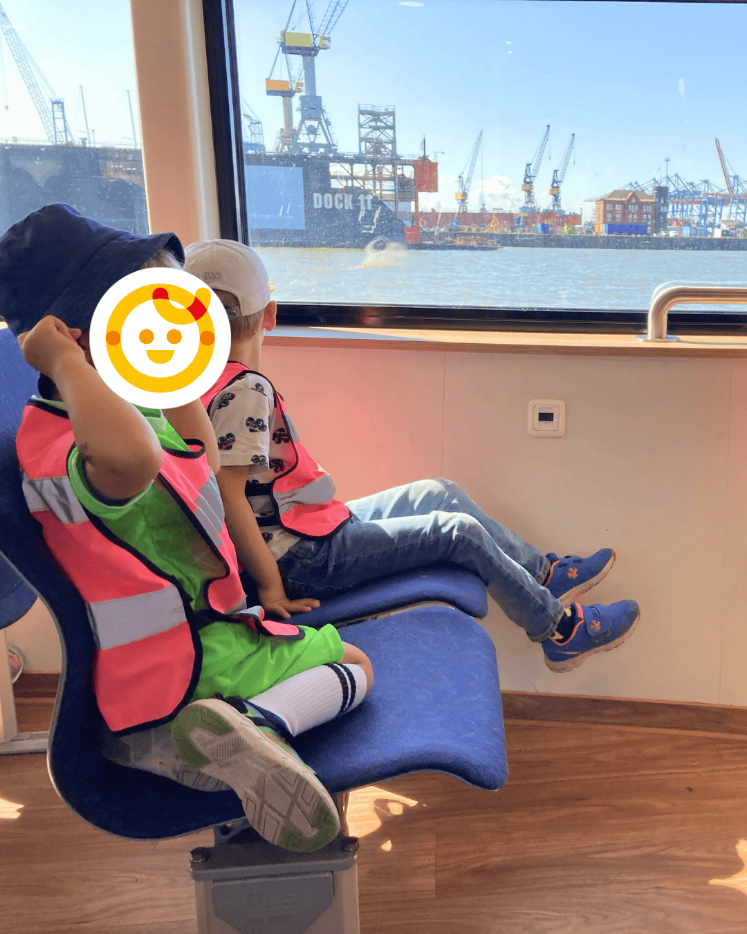 Kinder sitzen in einer Fähre mit Hafenblick in Hamburg, Kita Kinderzimmer.