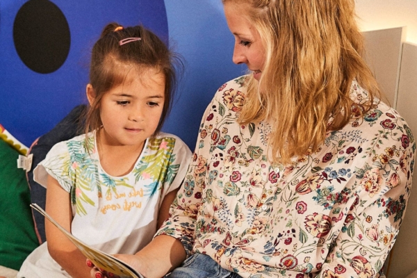 Fremd? Wir in der kita Kinderzimmer finden: familienergänzende Betreuung passt viel besser. Denn sehr schnell sind die pädagogischen Fachkräfte, die anderen Kinder und die farbenfrohen Räume des kinderzimmers vertraut.
