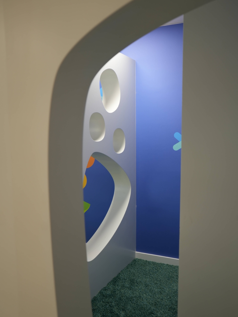 Wand mit Löchern in einer ruhigen Ecke mit Licht in der Kita kinderzimmer Grindelhof Hamburg