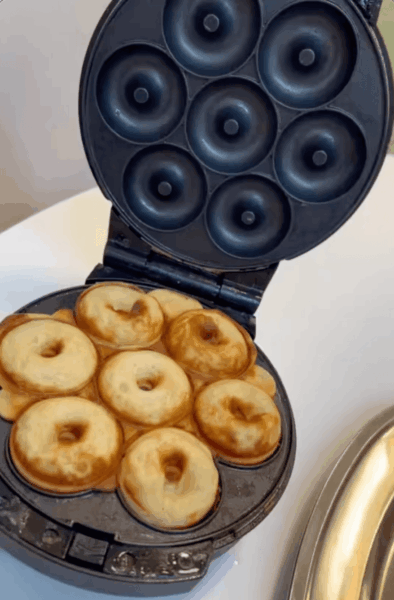 Douts im Waffeleisen backen in der Kita kinderzimmer Eißendorf in Hamburg Eißendorf