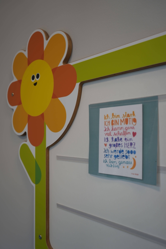 Eine Tafel mit einem Zettel dran in der Kita kinderzimmer Marmelade in Hamburg Othmarschen