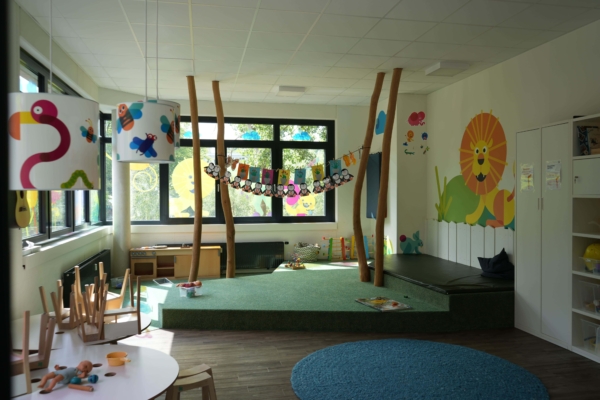 Gruppenraum mit Kletterpodest und Tisch in der Kita kinderzimmer Marmelade in Hamburg Othmarschen