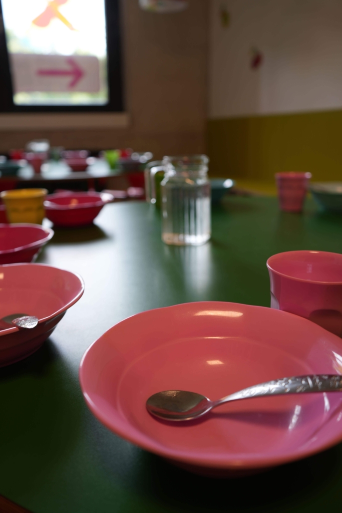 Tisch mit Schüsseln und Besteck im Kinderrestaurant in der Kita kinderzimmer Marmelade in Hamburg Othmarschen