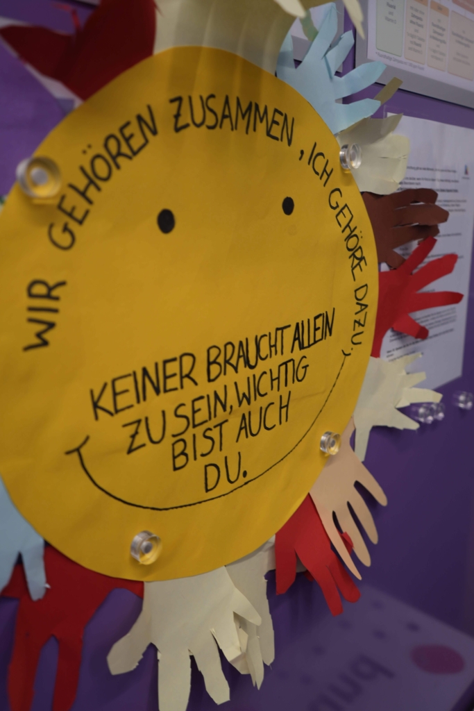 Ein gebastelter Smiley mit positiven Wörtern in der Kita kinderzimmer Marmelade in Hamburg Othmarschen