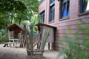 Außenbereich mit einem Spielplatz auf Holz in der Kita kinderzimmer Marmelade in Hamburg Othmarschen