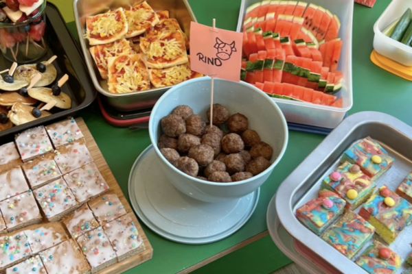 Buffet mit verschiedenen herzhaften Speisen von der Kita kinderzimmer Süderfeldpark in Hamburg Lokstedt