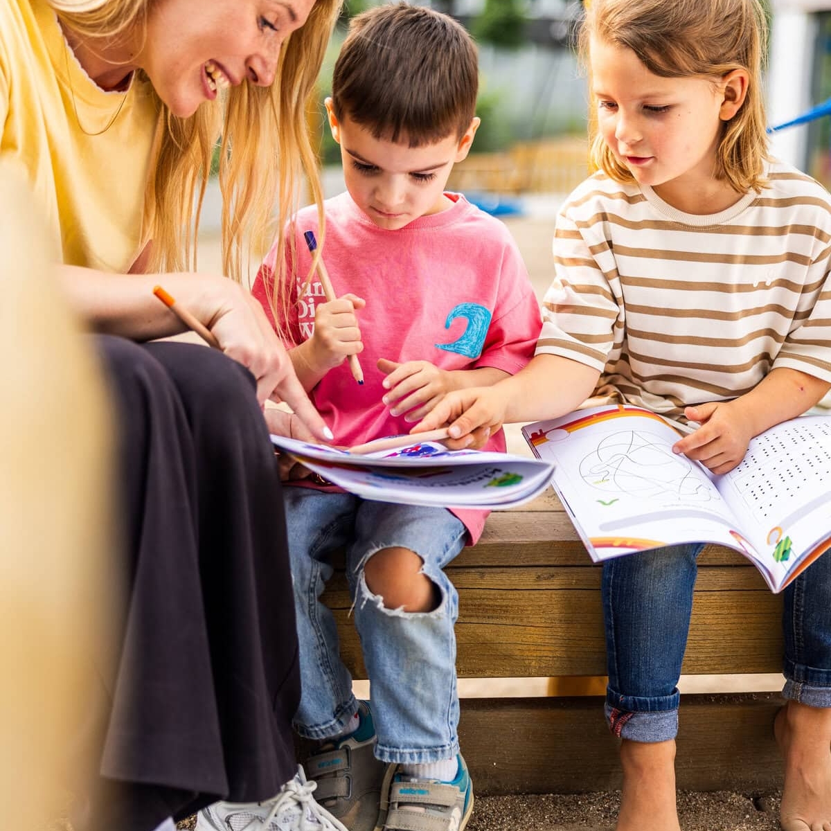 kita-kinderzimmer-hamburg-brand-shooting-hanna-kinder-draußen-malen