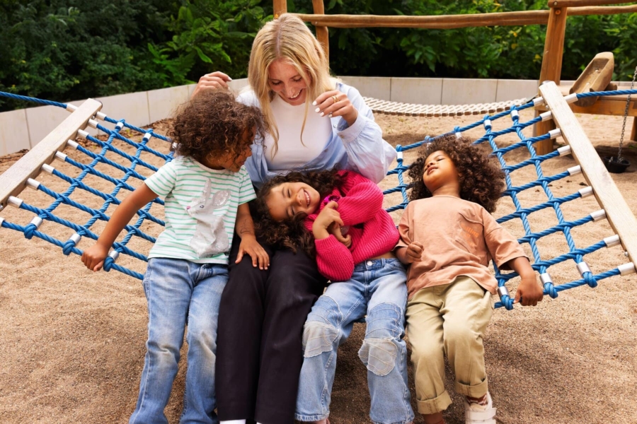 kita-kinderzimmer-hamburg-brand-shooting-hanna-kinder-schaukel
