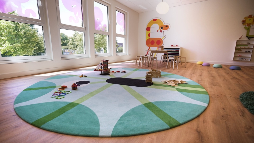 Ein Gruppenraum mit einem großen Teppich  in der Kita kinderzimmer Eckerkoppel in Hamburg Farmsen Berne