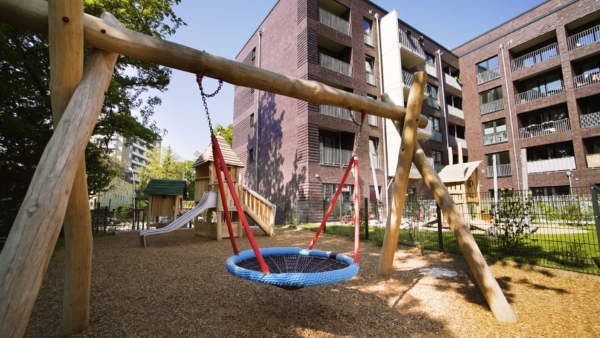 Spielplatz mit großer Schaukel von der Kita kinderzimmer Eilbekpark in Hamburg Wandsbek