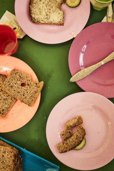 kita-kinderzimmer-hamburg-essen Geschmierte Brote auf Tellern in der Kita kinderzimmer Hamburg