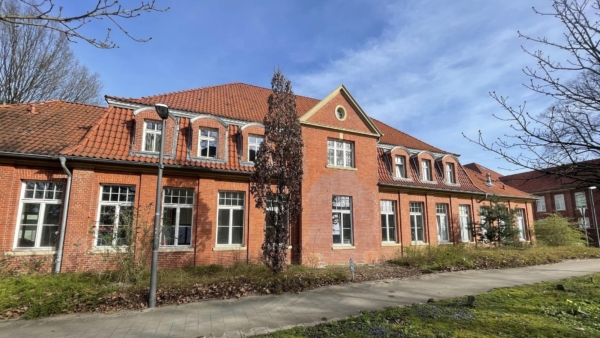 Kita Kinderzimmer Gebäude in Hamburg Historisches Kita Gebäude mit roten Ziegeln und roten Dach in Hamburg.