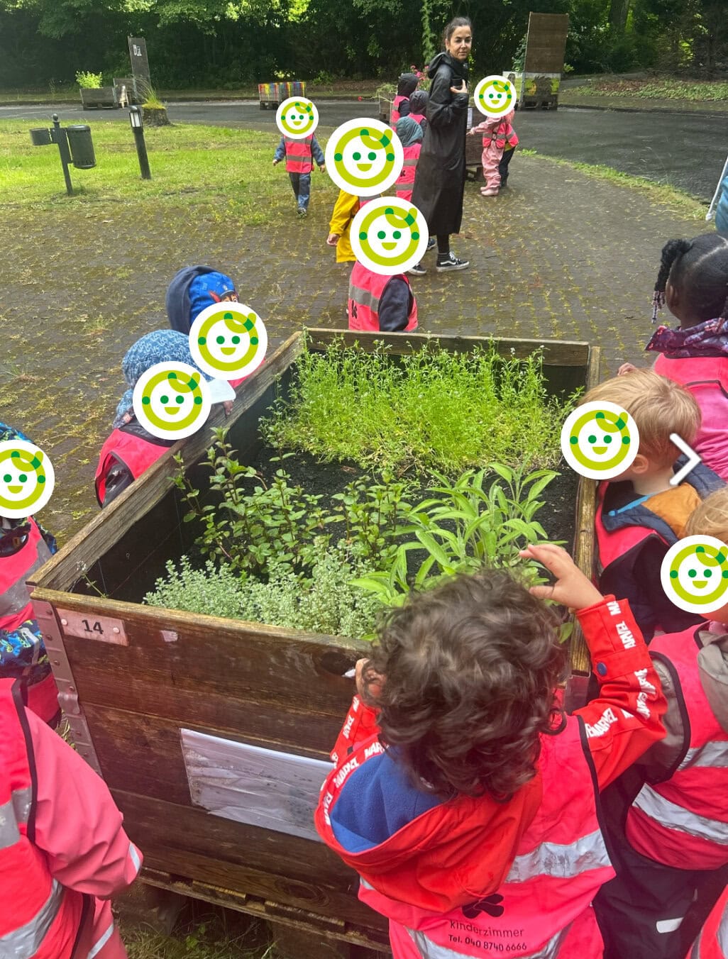 Während die ersten Sonnenstrahlen den Winter vertreiben, steigt in der Kita kinderzimmer Oolsdörp die Vorfreude auf den Frühling. Denn bald können die Kinder wieder ihre Hochbeete im angrenzenden Ohlsdorfer Park neu bepflanzen und selbst erleben, wie aus kleinen Samen kräftige Pflanzen wachsen.