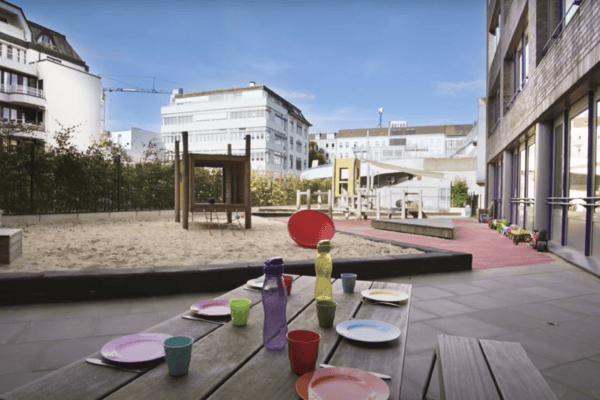 Winterhude ist bekannt für seine vielen Parks und Grünflächen, seine vielfältige Architektur und seine lebendige Kulturszene. In unsere Kitas in Winterhude sind die Kita kinderzimmer Goldbek und unsere Krippen-Kita kinderzimmer Dorotheenstraße. Im Beitrag „Winterhude mit Kindern: Aktivitäten & Ausflugsziele“ wurde schon einmal auf das vielfältige Angebot für Familien mit Kindern in diesem lebendigen Stadtteil im Norden Hamburgs eingegangen und bereits der Spielplatz an der Meenkwiese beschrieben.

In Winterhude finden sich aber auch noch viele andere sehr schöne Spielplätze. Ob naturnaher Waldspielplatz, abwechslungsreiche Spiellandschaft oder Spielspaß direkt am Wasser – Winterhude ist ein Paradies für kleine Abenteurer!