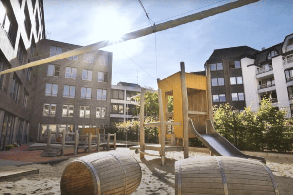 Winterhude ist bekannt für seine vielen Parks und Grünflächen, seine vielfältige Architektur und seine lebendige Kulturszene. In unsere Kitas in Winterhude sind die Kita kinderzimmer Goldbek und unsere Krippen-Kita kinderzimmer Dorotheenstraße. Im Beitrag „Winterhude mit Kindern: Aktivitäten & Ausflugsziele“ wurde schon einmal auf das vielfältige Angebot für Familien mit Kindern in diesem lebendigen Stadtteil im Norden Hamburgs eingegangen und bereits der Spielplatz an der Meenkwiese beschrieben.

In Winterhude finden sich aber auch noch viele andere sehr schöne Spielplätze. Ob naturnaher Waldspielplatz, abwechslungsreiche Spiellandschaft oder Spielspaß direkt am Wasser – Winterhude ist ein Paradies für kleine Abenteurer!